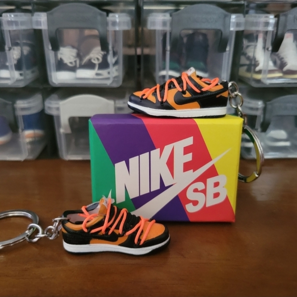 Bundle 2 Pairs of Nike mini sneakers keychain (Only in slide show).